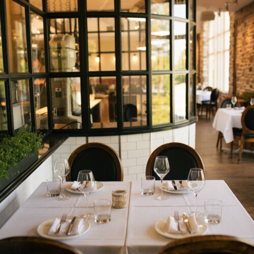 Un décor enchanteur et des plats savoureux de saison. Venez tenter l'expérience Ôma!