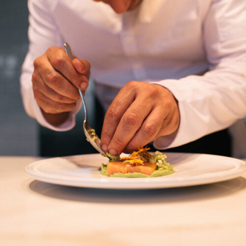 Un menu de saison réaliser par le chef dans un décor enchanteur. Venez tenter l'expérience Ôma!