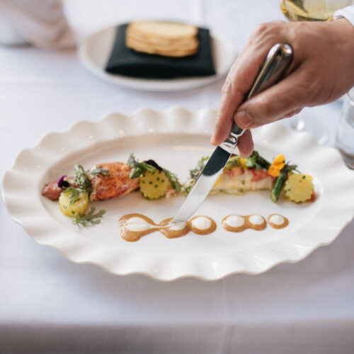 Un menu de saison réaliser par le chef dans un décor enchanteur. Venez tenter l'expérience Ôma!