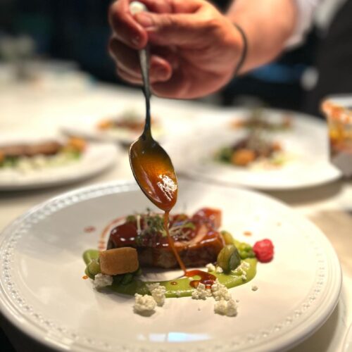 Un menu de saison réaliser par le chef dans un décor enchanteur. Venez tenter l'expérience Ôma!