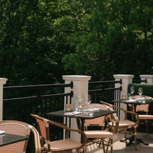 Un décor enchanteur et une terrasse au look européen avec des plats savoureux de saison. Venez tenter l'expérience Ôma!