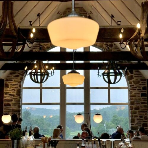 Un décor enchanteur et des plats savoureux de saison. Venez tenter l'expérience Ôma!